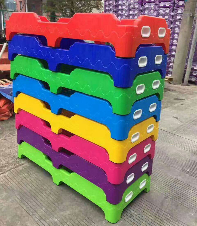 幼儿园彩色桌椅