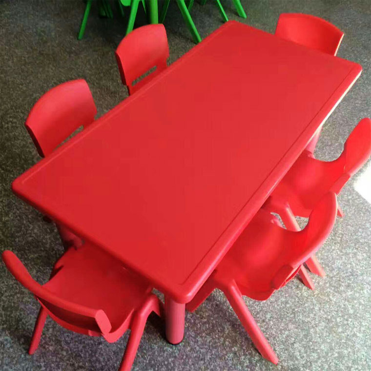 幼儿园彩色桌椅